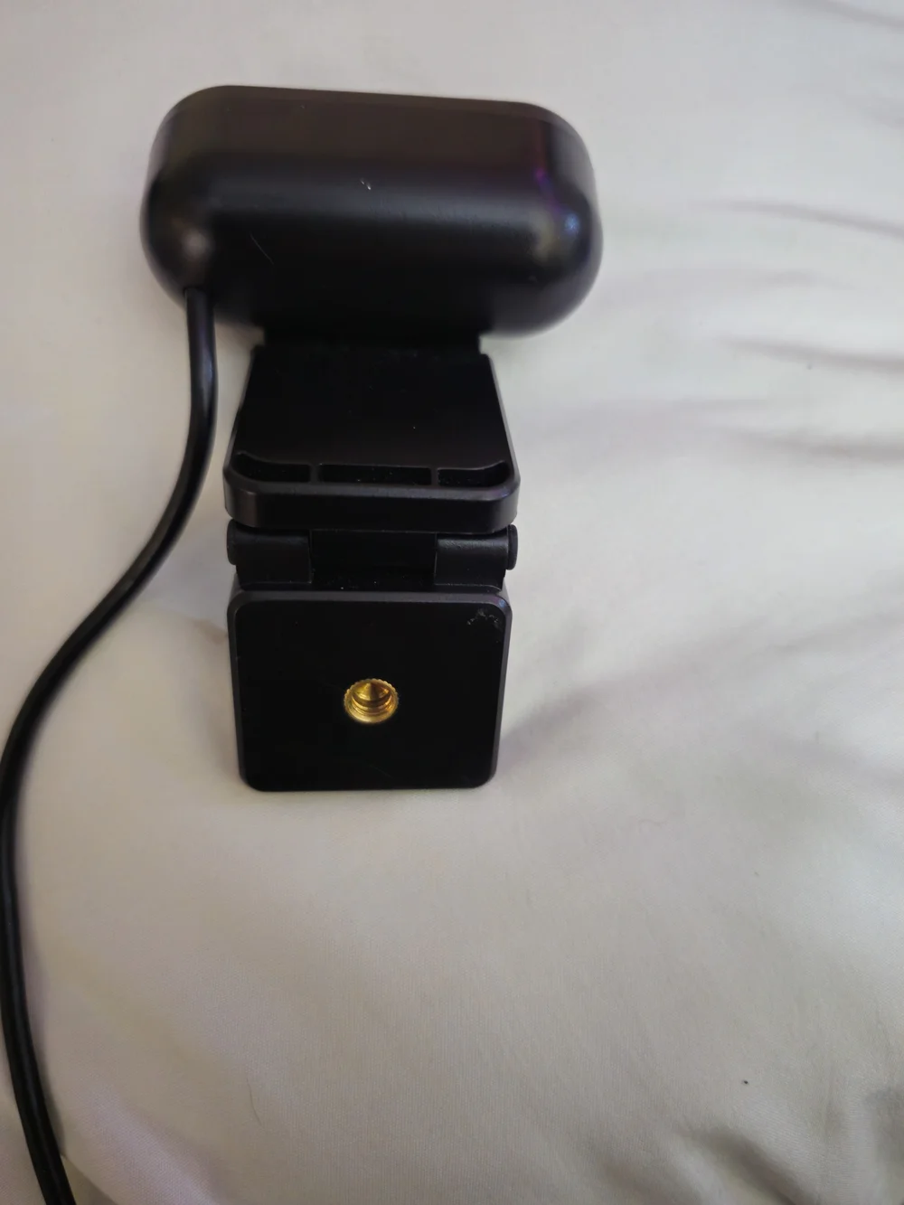 2 Webcams: A Full HD 1080P USB Webcam equipped with A Microphone & A Logitech
